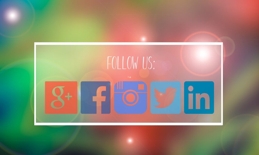 Bunte Grafik mit der Aufschrift ‚Follow us‘ und Symbolen der sozialen Netzwerke Google+, Facebook, Instagram, Twitter und LinkedIn auf verschwommenem, farbigem Hintergrund.