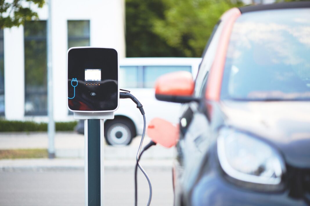 electric-car-4381728_1920 Elektroauto lädt an einer modernen Ladestation im Freien.