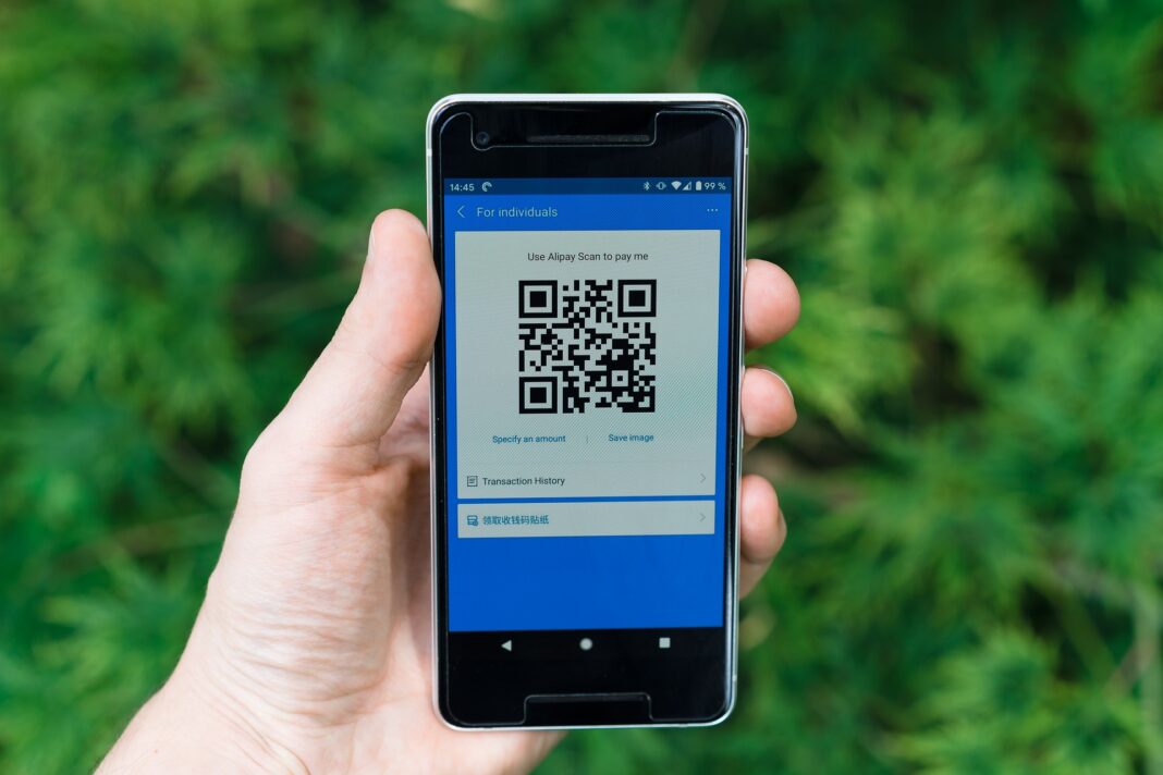 LBO-HMR516 Eine Hand hält ein Smartphone mit einem QR-Code auf dem Bildschirm, der zur Bezahlung mit Alipay genutzt werden kann.